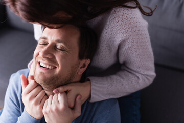 Obraz premium Woman on blurred foreground hugging husband and holding hands