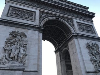 Fototapeta na wymiar The Arc de Triomphe towers over the Paris streets