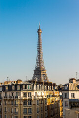 Fototapeta na wymiar Eiffel tower behind the houses