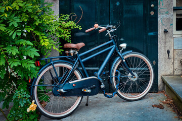 Fototapeta na wymiar Bicycle near door of old house in Amsterdam street