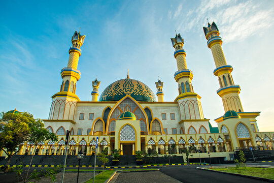 Habbul Wathan Mosque, Islmic Centre of West Nusa Tenggara, Mataram, Lombok, Indonesia. The biggest mosque in Lombok, Indonesia.