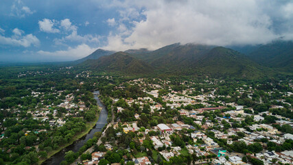 Ciudad de Santa Rosa de Calamuchita, ubicada en la zona serrana de la Provincia de Córdoba Argentina. Foto Aérea tomada con drone de la ciudad al costado de las montañas en un día tormentoso.