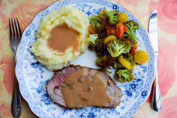 kalbsbraten mit kartoffelpuree und gemüse
