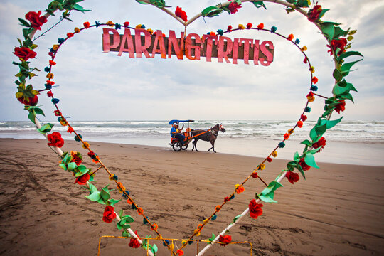 Parang Tritis, a popular tourism destination in Jogjakarta. In Parang Tritis people ride the horse drawn.