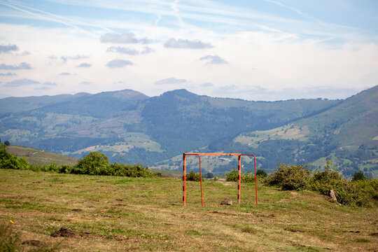 Porter&iacute;a de f&uacute;tbol en medio de la monta&ntilde;a