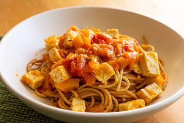 Spaghetti pasta with peppers sauce and tofu. Ideal for a vegan lunch.
