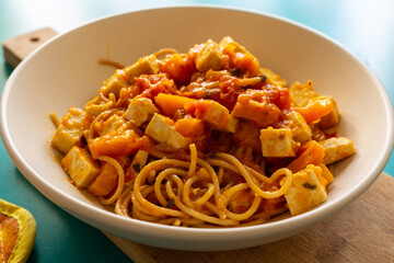 Spaghetti pasta with peppers sauce and tofu. Ideal for a vegan lunch.