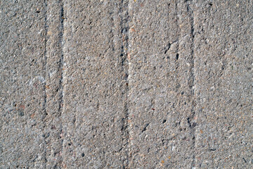 Rillen in einer Wand aus Beton an einem Bauwerk 