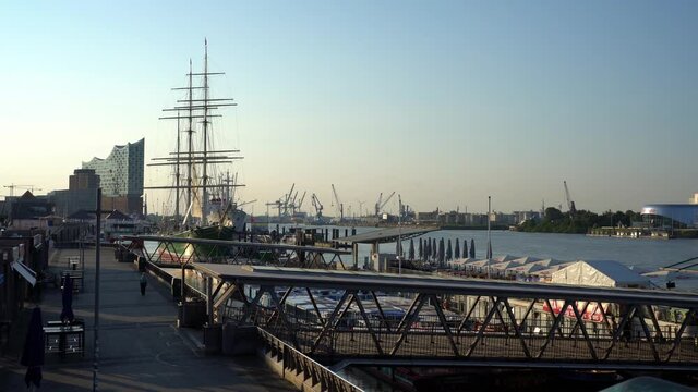 Hamburg Landungsbr&uuml;cken im Sommer am Morgen - Hamburger Hafen mit Blick auf die Elbe Richtung Hafencity