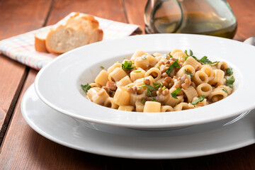 Piatto di deliziosa pasta con lenticchie e pancetta, cucina italiana