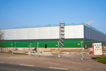 Fototapeta na wymiar newly built factory hall in an industrial area in the north of Magdeburg in Germany
