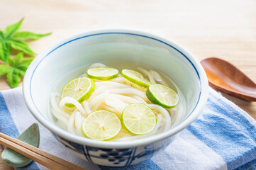 温かいすだちうどん