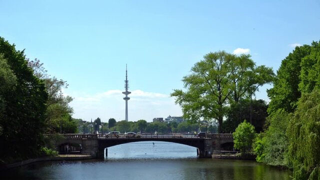 Hamburg Mundsburger Br&uuml;cke - Mundsburger Damm mit Blick auf den Fernsehturm
