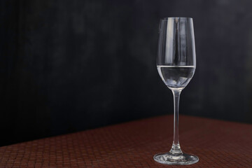 Catado de tequilas. Copa con tequila blanco.