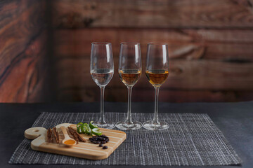 Catado de tequilas blanco, reposado y añejo; tabla para cortar con canela, una cuchara con miel de...
