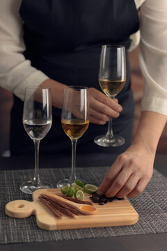 Catado de tequilas blanco, reposado y a&ntilde;ejo. Mujer mexicana sosteniendo una copa de tequila a&ntilde;ejo y un grano de caf&eacute;.