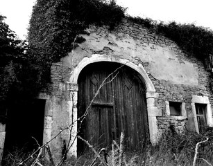 Verlassen, Natur und Ruine, Tor zur Freiheit, Verfall,