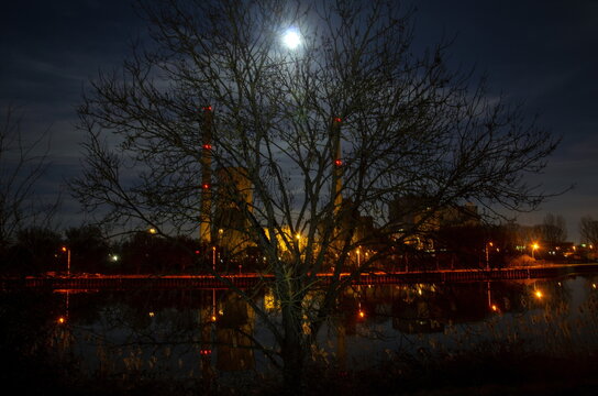 Nachtwerk. Kraftwerk, Baum, Vollmond