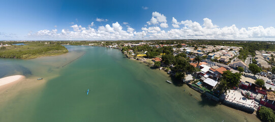 Fototapeta premium Vista panorâmica da Barra do Jacuípe, praia localizada no litoral do município de Camaçari, na Bahia, Brasil, Imagem capturada acima do rio Capivara