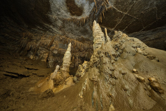 Quiocta quiere decir “grito de cóndor”, debido a que en tiempos antiguos era ocupada por cóndores andinos, tambíen es posible ver restos oseos humanos en esta cueva.