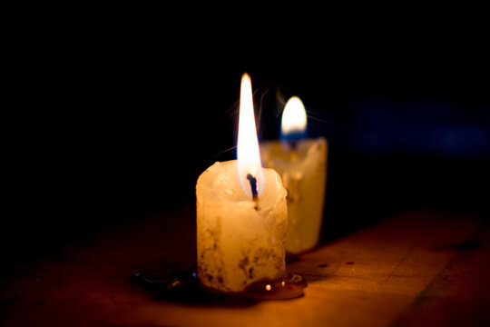 velas  alumbrando la obscuridad 