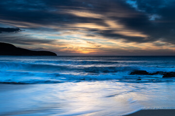 Naklejka premium Sunrise at the beach with high cloud