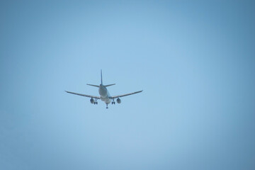 Fototapeta na wymiar Avion con pasajeros volando bajo. avion despegando 