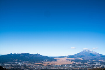 箱根スカイラインから望む富士山と裾野市
