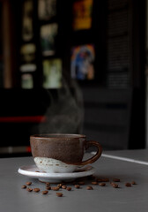 Taza con café hondureño hecha de barro