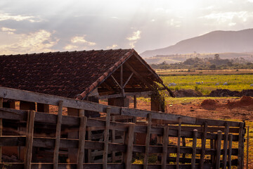 Linda vista de uma fazenda no interior, com pôr do sol e uma paisagem linda