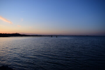 Fototapeta na wymiar The evening sky by the bay