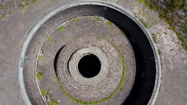 Vista cenital del panecillo en el centro hist&oacute;rico de quito durante el medio d&iacute;a / Aerial view of the panecillo in the historic center of quito during noon 