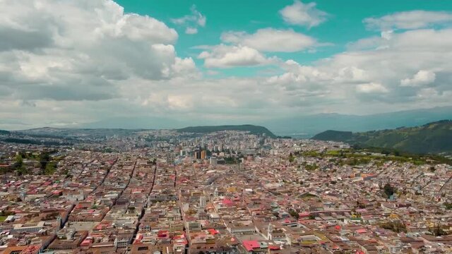 Vista de Quito al medio d&iacute;a con un giro en 360 grados desde el Panecillo 