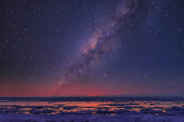 オホーツク海の流氷原にかかる星空 © san724