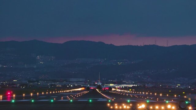 夜　大阪国際空港を離陸する飛行機
