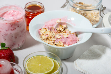 Homemade strawberry face mask ingredients: strawberry, yoghurt, honey, lemon, oatmeal. DIY homemade natural skin care products.