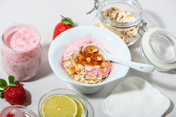 Homemade strawberry face mask ingredients: strawberry, yoghurt, honey, lemon, oatmeal. DIY homemade natural skin care products.
