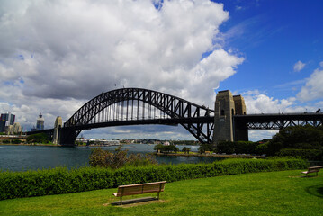 オーストラリア　シドニーのハーバーブリッジをシドニー湾の対岸から眺めた風景