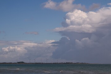 Fototapeta na wymiar Windkraftanlagen und Wolken an der Ostseeküste