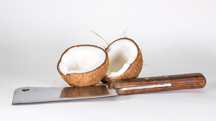 Kokosnuss mit Hackmesser
