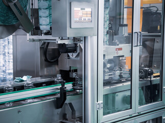 Process of PET plastic bottle on automatic sleeve labeling machine