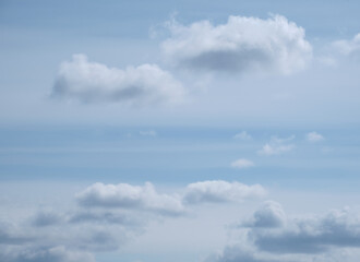 青空に浮かぶ雲（Clouds in the blue sky）
