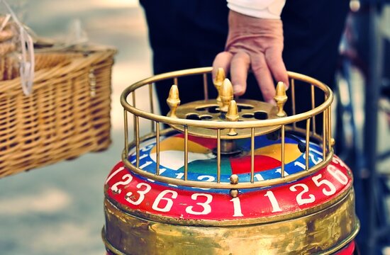 Barquillera tradicional de Madrid en el mercadillo del domingo. Ruleta que lleva el recipiente met&aacute;lico donde se transportan los barquillos para jugar y ver cuantos barquillos ganas. Madrid, Espa&ntilde;a.