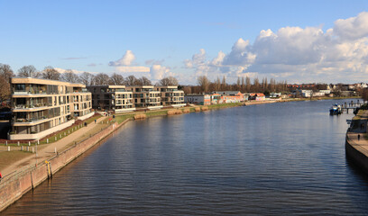 Naklejka premium Hansestadt Lübeck; Wohnen am Travekanal (Blick von der Burgtorbrücke)