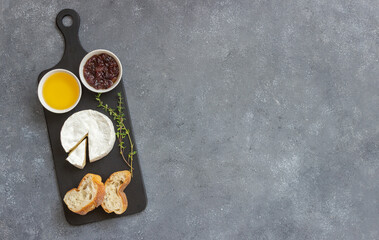Obraz na płótnie Canvas Camembert cheese with toasts, honey and jam. Wine snack.