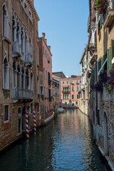 Obraz na płótnie Canvas discovery of the city of Venice and its small canals and romantic alleys