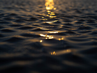 Textura de agua en atardecer y contraluz amarillo