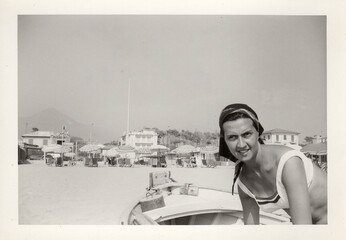 FOTO VECCHIA CON DONNA IN COSTUME IN SPIAGGIA
