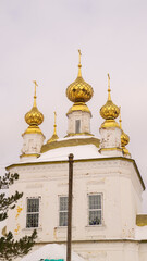 Fototapeta na wymiar Gilded domes of the Orthodox Church