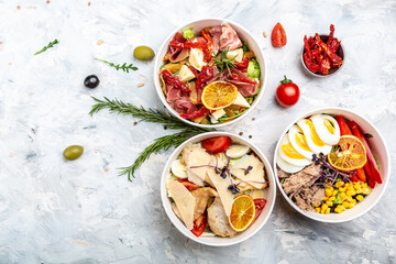 Fototapeta na wymiar Set healthy light diet salad in paper bowl package for take away or food delivery. caesar, tuna, ham, prosciutto, chicken, delivery food in containers. place for text, top view